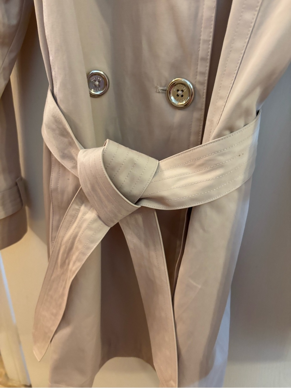Michael Kors Light Beige Double-Breasted Trench with Notched Lapel - Picture 5 of 14